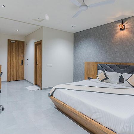 Hotel The Grand Heaven Gandhinagar Esterno foto