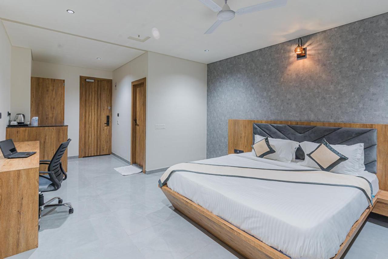 Hotel The Grand Heaven Gandhinagar Esterno foto