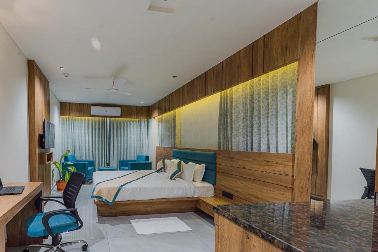 Hotel The Grand Heaven Gandhinagar Esterno foto