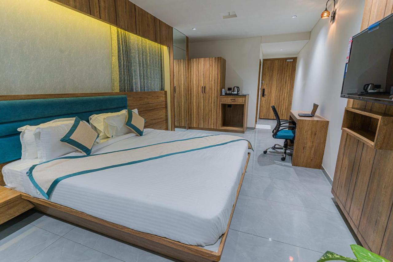 Hotel The Grand Heaven Gandhinagar Esterno foto
