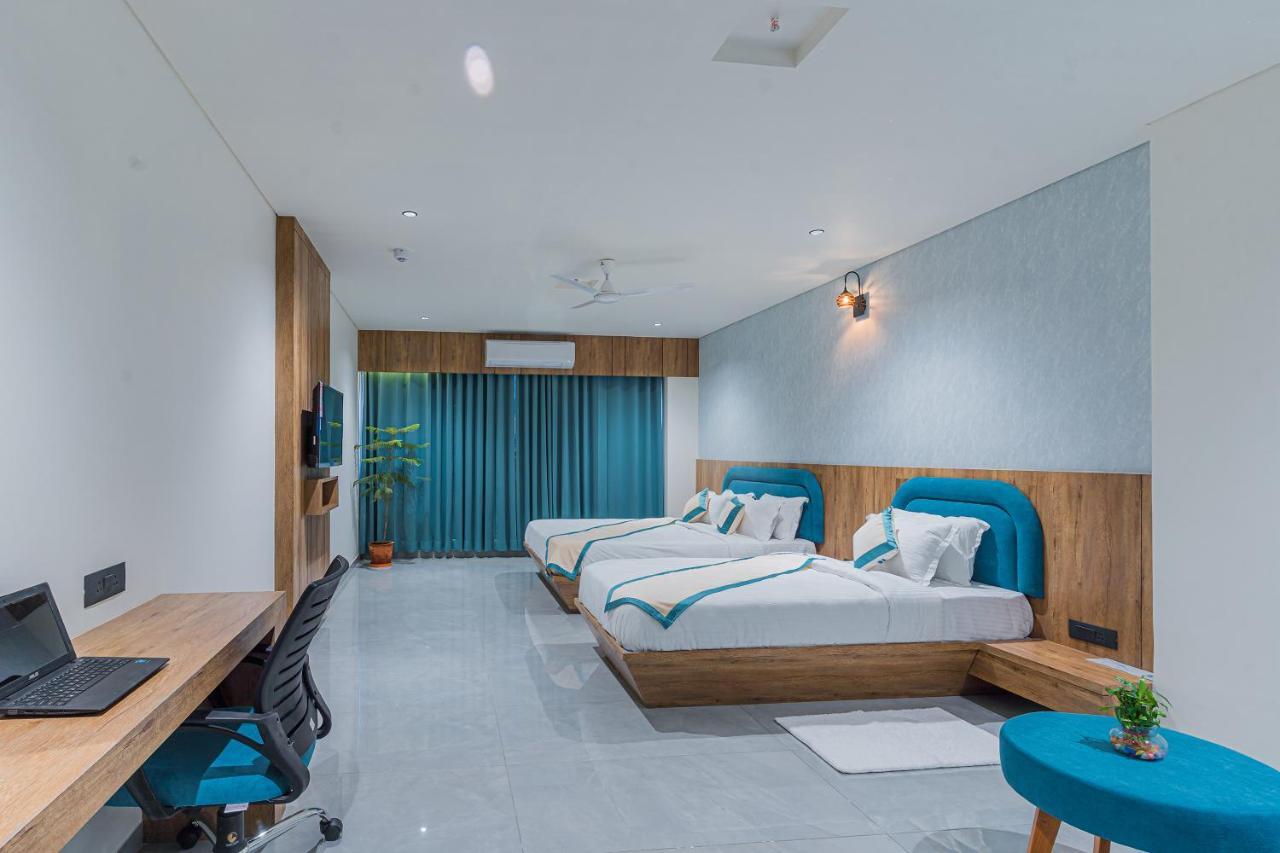 Hotel The Grand Heaven Gandhinagar Esterno foto
