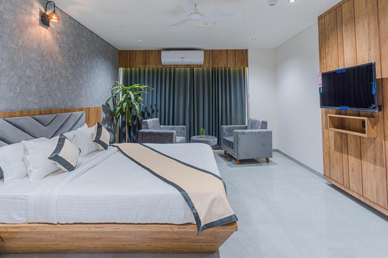 Hotel The Grand Heaven Gandhinagar Esterno foto