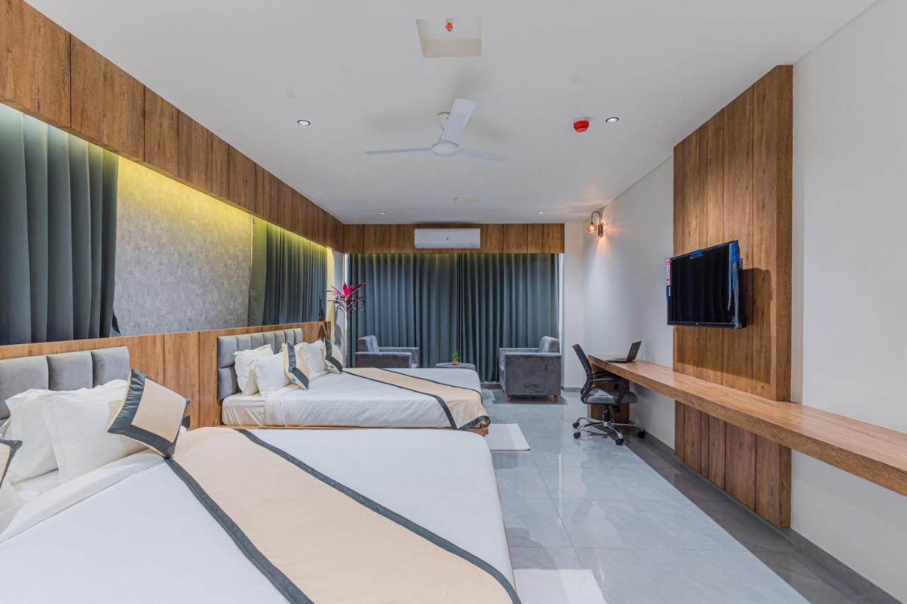 Hotel The Grand Heaven Gandhinagar Esterno foto