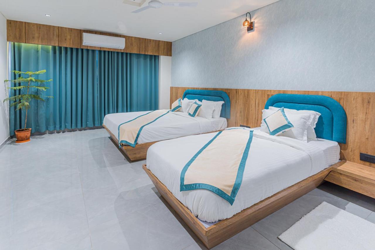 Hotel The Grand Heaven Gandhinagar Esterno foto
