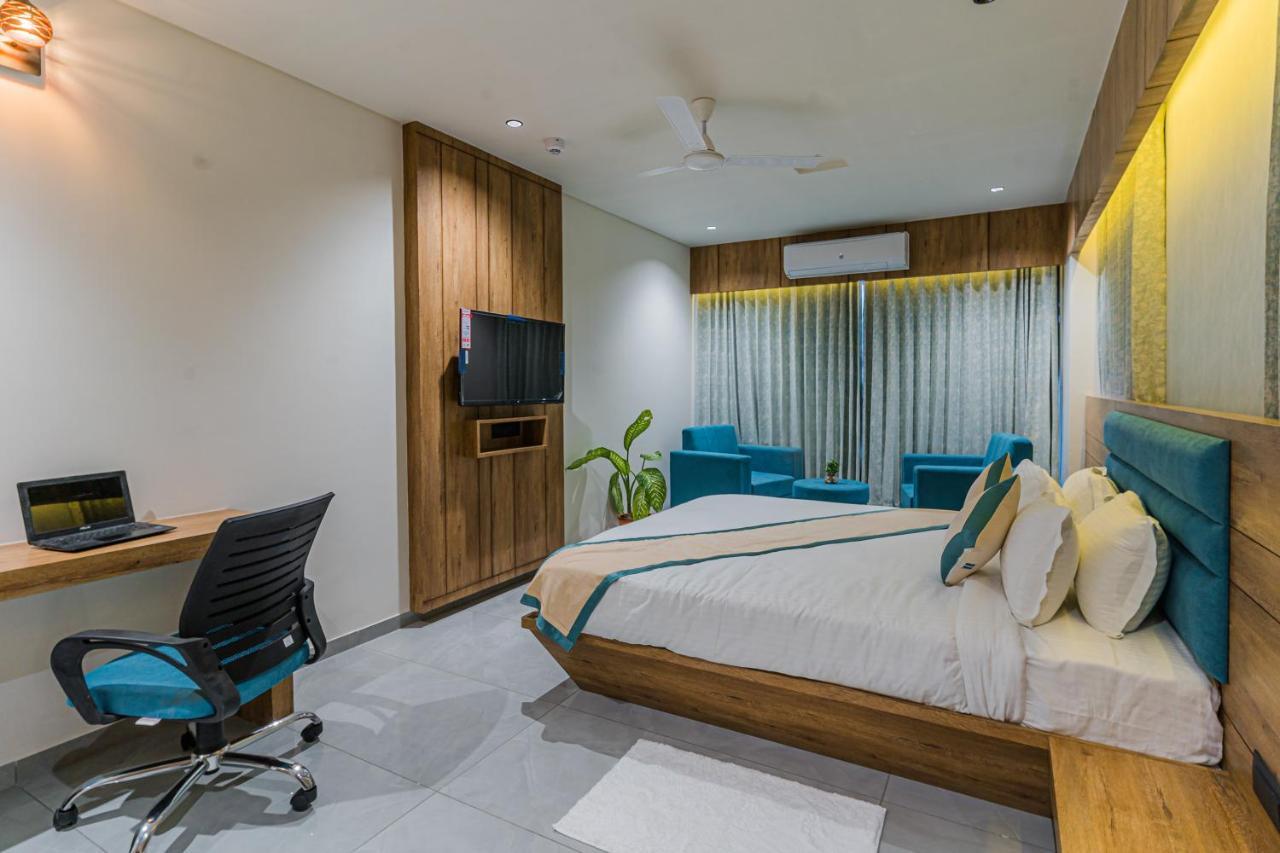 Hotel The Grand Heaven Gandhinagar Esterno foto