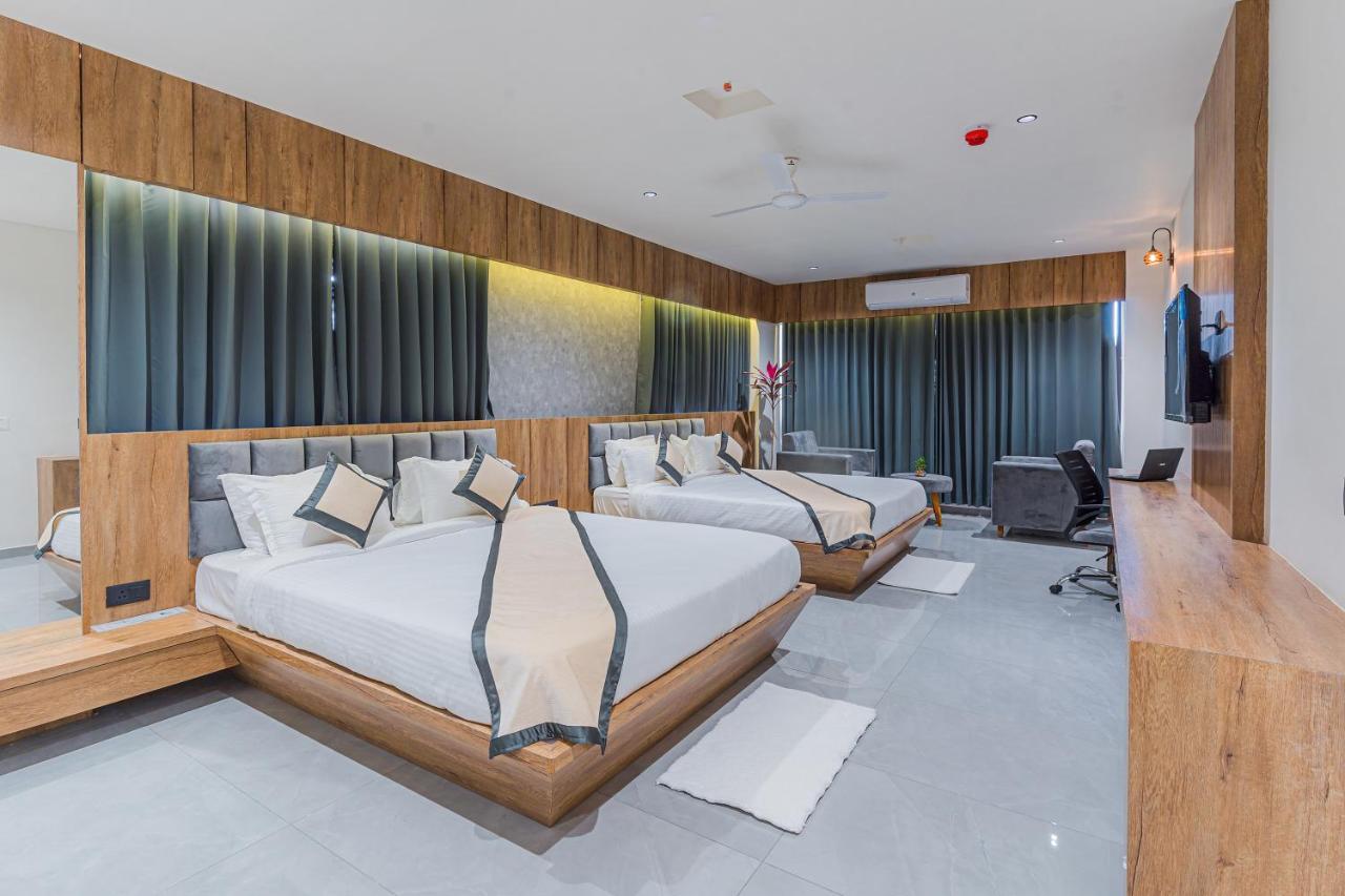 Hotel The Grand Heaven Gandhinagar Esterno foto